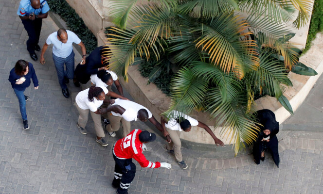 <strong>EVAKUERT:</strong> Folk blir evakuert fra hotellet. Foto: REUTERS/Baz Ratner <strong>EVAKUERT:</strong> Folk blir evakuert fra hotellet. Foto: REUTERS/Baz Ratner