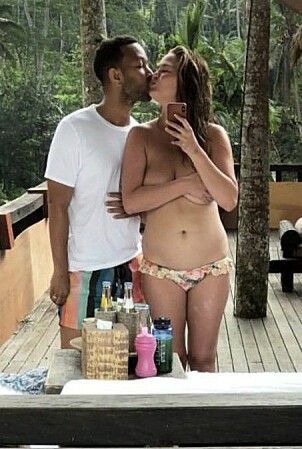 TØFF: Chrissy delte et bilde av kroppen sin i helfigur mens hun kysser ektemannen John Legend. Foto: Instagram, skjermdump TØFF: Chrissy delte et bilde av kroppen sin i helfigur mens hun kysser ektemannen John Legend. Foto: Instagram, skjermdump