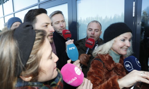 TULLEREPORTERE: En gjeng med tullereportere dukket opp da Finn-Ove Hågensen skulle avslutte sitt intervju med Hans-Andreas Limi (Frp). Foto: Foto: Bjørn Langsem / Dagbladet TULLEREPORTERE: En gjeng med tullereportere dukket opp da Finn-Ove Hågensen skulle avslutte sitt intervju med Hans-Andreas Limi (Frp). Foto: Foto: Bjørn Langsem / Dagbladet