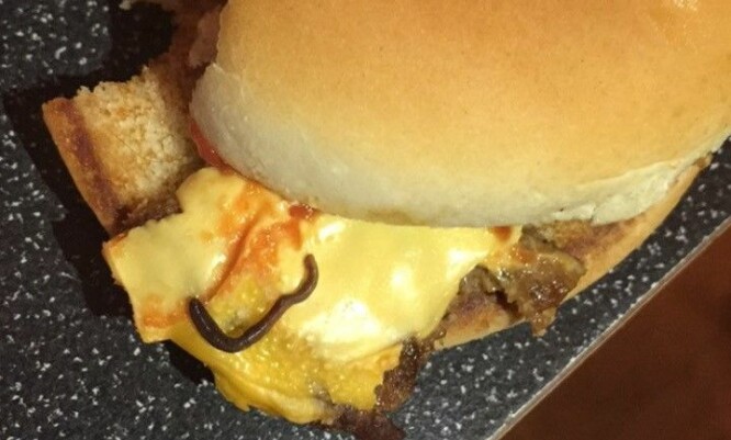 <strong>MEITEMARK:</strong> Denne meitemarken kravlet rundt på Kristiansens burger. Foto: Privat <strong>MEITEMARK:</strong> Denne meitemarken kravlet rundt på Kristiansens burger. Foto: Privat