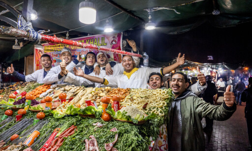 HILSER TIL NORGE: På den Unesco-vernede Jemaa el-FNA-plassen i Marrakech synger og hilser disse mennene til Norge. - Vi står sammen mot terrorisme, sier de. HILSER TIL NORGE: På den Unesco-vernede Jemaa el-FNA-plassen i Marrakech synger og hilser disse mennene til Norge. - Vi står sammen mot terrorisme, sier de.