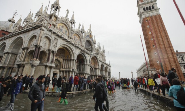 OVERSVØMMES: Venezias historiske sentrum blir stadig oversvømmet. Det vil ifølge prognoser skje stadig oftere i framtida. Foto: Luca Bruno / AP / NTB Scanpix OVERSVØMMES: Venezias historiske sentrum blir stadig oversvømmet. Det vil ifølge prognoser skje stadig oftere i framtida. Foto: Luca Bruno / AP / NTB Scanpix