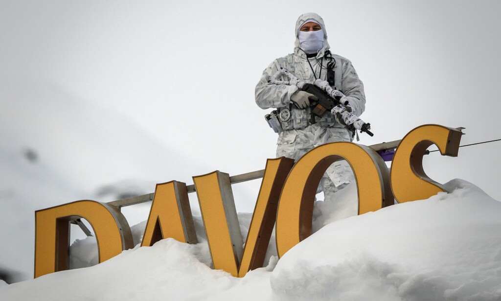 HØY SIKKERHET: Væpnet politi følger med på det meste som skjer i Davos denne uka. Foto: Fabrice Coffrini / AFP / NTB Scanpix HØY SIKKERHET: Væpnet politi følger med på det meste som skjer i Davos denne uka. Foto: Fabrice Coffrini / AFP / NTB Scanpix