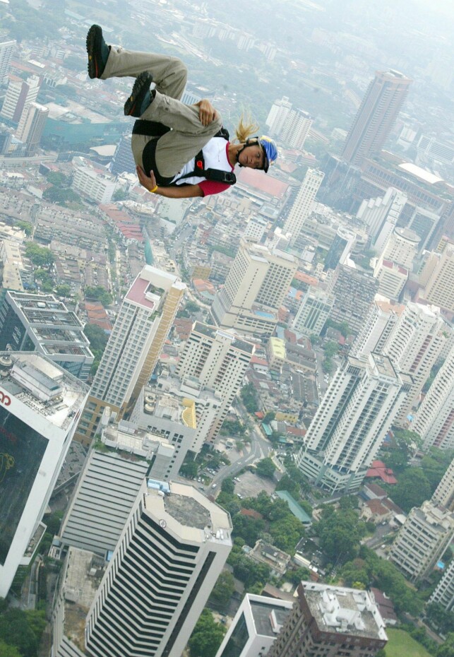 FRYKTLØS: Karina Hollekim var en basehopper i verdensklasse. Her har hun akkurat kastet seg ut fra Kuala Lumpur Tower - ett år før ulykken i Sveits. Foto: NTB Scanpix FRYKTLØS: Karina Hollekim var en basehopper i verdensklasse. Her har hun akkurat kastet seg ut fra Kuala Lumpur Tower - ett år før ulykken i Sveits. Foto: NTB Scanpix