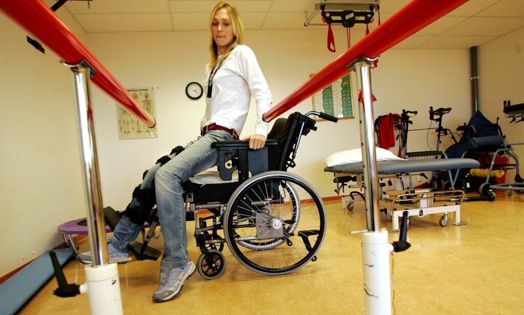 MÅTTE LÆRE SEG Å GÅ: Etter ulykken i Sveits i 2006, opplevde Karina Hollekim mange tilbakeslag. Hun fikk blodpropp og ble rammet av ulike infeksjoner. 42-åringen ga derimot aldri opp håpet om å kunne stå på egne bein igjen. Foto: NTB Scanpix MÅTTE LÆRE SEG Å GÅ: Etter ulykken i Sveits i 2006, opplevde Karina Hollekim mange tilbakeslag. Hun fikk blodpropp og ble rammet av ulike infeksjoner. 42-åringen ga derimot aldri opp håpet om å kunne stå på egne bein igjen. Foto: NTB Scanpix