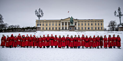 image: Tjenerinnekostymet er et sterkt symbol når kvinner ikke får rå over egen livmor