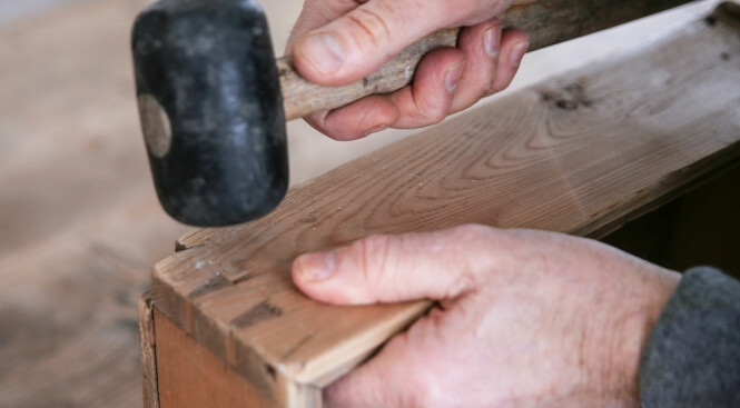 <strong>BANK:</strong> Bruk en gummiklubbe når skjøtene skal bankes sammen. Alternativt kan du bruke en hammer, men da må du legge en trekloss imellom. Foto: Øivind Lie-Jacobsen <strong>BANK:</strong> Bruk en gummiklubbe når skjøtene skal bankes sammen. Alternativt kan du bruke en hammer, men da må du legge en trekloss imellom. Foto: Øivind Lie-Jacobsen