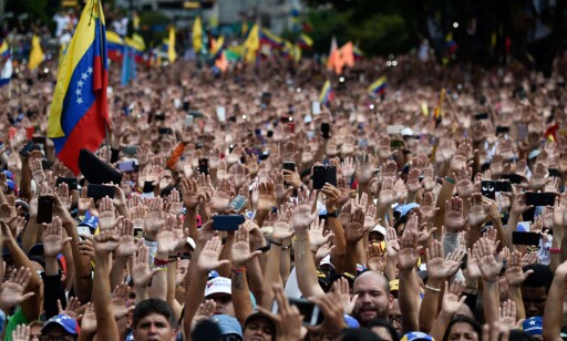 DEMONSTRANTER: Opposisjonen holdt demonstrasjon mot president Maduro onsdag 23. januar. Foto: Federico PARRA / AFP DEMONSTRANTER: Opposisjonen holdt demonstrasjon mot president Maduro onsdag 23. januar. Foto: Federico PARRA / AFP