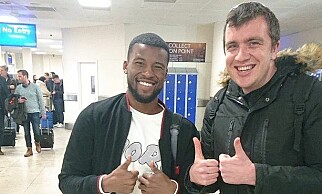 POSERTE SAMMEN: Supporteren Ben Dudley og Gini Wijnaldum poserte sammen etter episoden inne på flyet. Foto: skjermdump Twitter POSERTE SAMMEN: Supporteren Ben Dudley og Gini Wijnaldum poserte sammen etter episoden inne på flyet. Foto: skjermdump Twitter