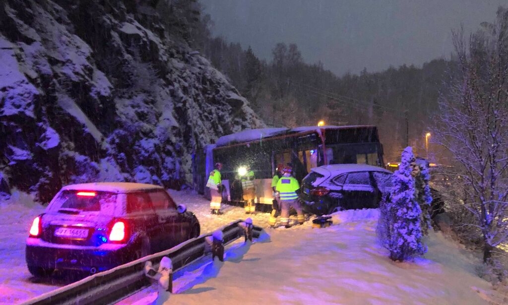 image: Snøkaos: Buss og personbil krasjet