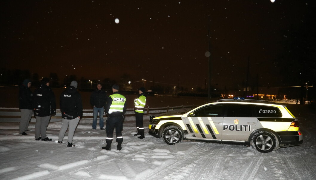 <strong>FALSK ALARM:</strong> Ingen ungdommer dukket opp til noe masseslagsmål på Bøn stadion klokka 18. Bare folk fra den lokale fotballklubben og politiet var til stede. Foto: Christian Roth Christensen / Dagbladet <strong>FALSK ALARM:</strong> Ingen ungdommer dukket opp til noe masseslagsmål på Bøn stadion klokka 18. Bare folk fra den lokale fotballklubben og politiet var til stede. Foto: Christian Roth Christensen / Dagbladet