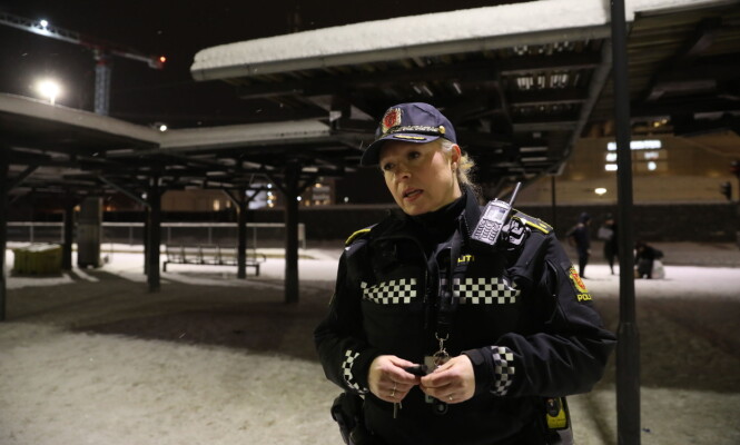 <strong>- BRUKER VERKTØYENE:</strong> Innsatsleder Anne Kathrine Hofstad Gundersen forteller at politiet har tatt i bruk verktøyene de har tilgjengelig for å forebygge masseslagsmålet. Foto: Christian Roth Christensen / Dagbladet <strong>- BRUKER VERKTØYENE:</strong> Innsatsleder Anne Kathrine Hofstad Gundersen forteller at politiet har tatt i bruk verktøyene de har tilgjengelig for å forebygge masseslagsmålet. Foto: Christian Roth Christensen / Dagbladet