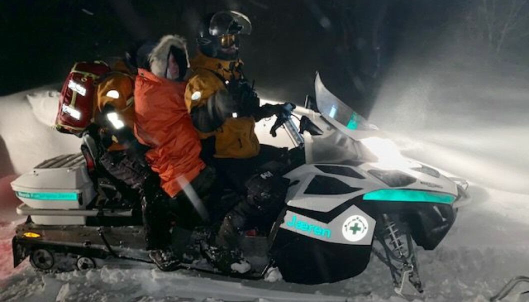 Henning og Marte satt snøfast i fem timer. Ble evakuert med snøscooter Henning og Marte satt snøfast i fem timer. Ble evakuert med snøscooter