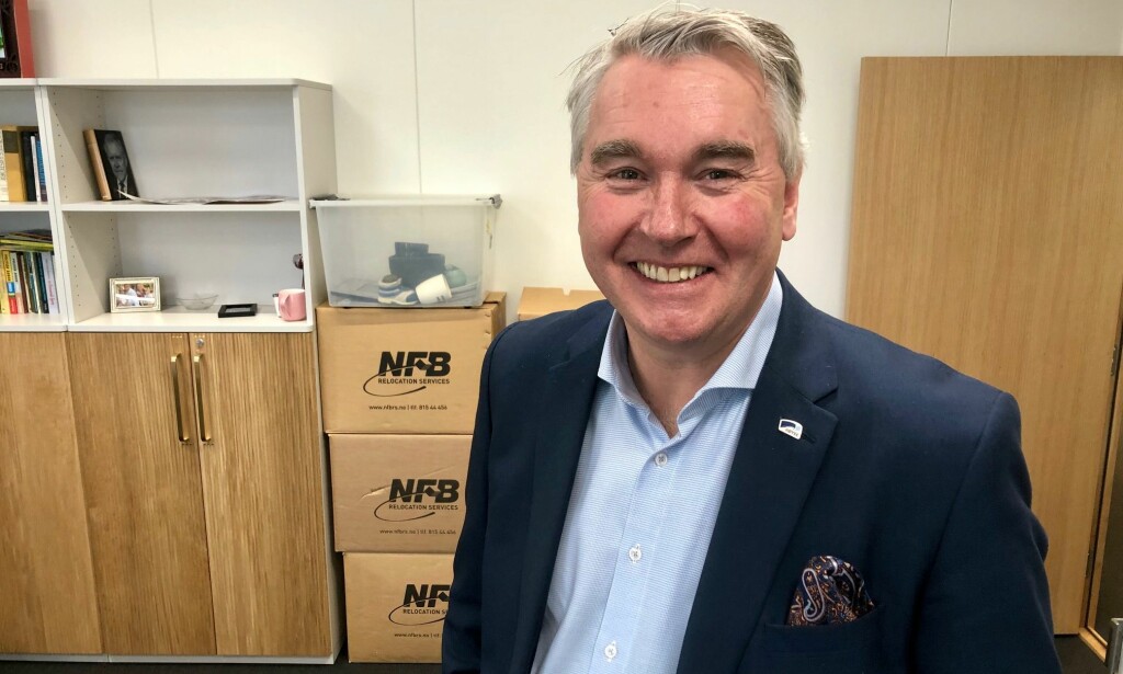 MORSOM GIMMICK: - Dette var en morsom gimmick fra Trygve Slagsvold Vedum, sier Trond Helleland. Med glimt i øyet har han laget sin egen Vedum-ordliste, som et svar på Sp-lederens harselas med Erna Solberg. Foto: Gunnar Ringheim / Dagbladet MORSOM GIMMICK: - Dette var en morsom gimmick fra Trygve Slagsvold Vedum, sier Trond Helleland. Med glimt i øyet har han laget sin egen Vedum-ordliste, som et svar på Sp-lederens harselas med Erna Solberg. Foto: Gunnar Ringheim / Dagbladet