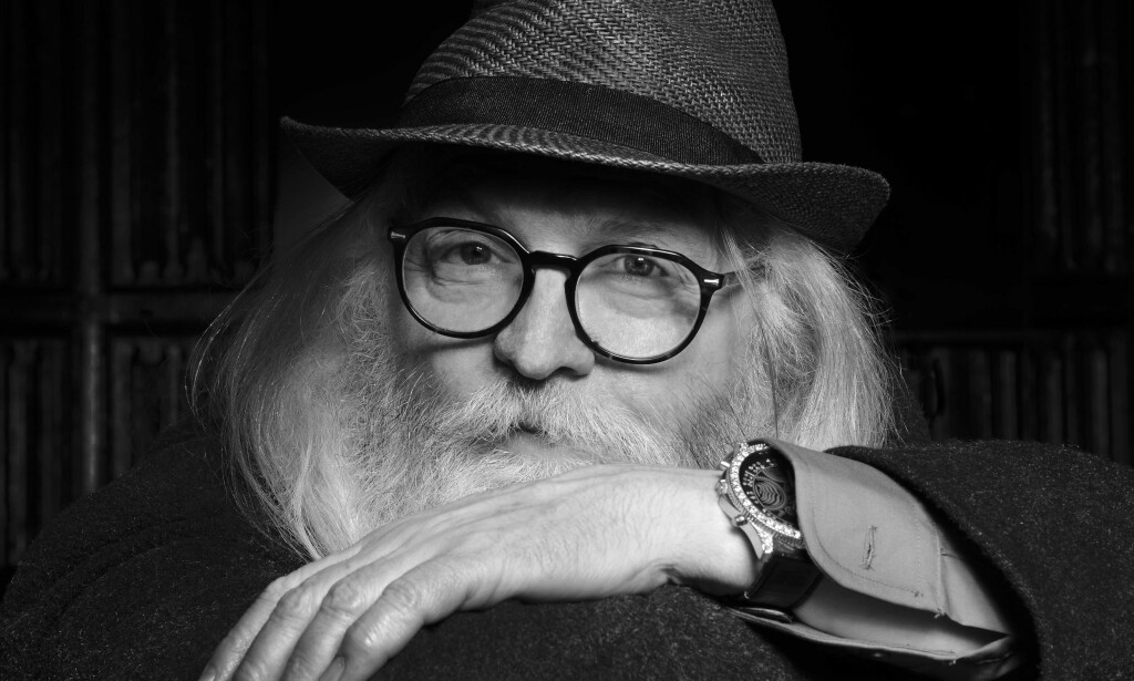 PREFABELAKTIG: Paddy McAloon er på en måte tilbake, og vi tok en lang prat med artisten som har vært sjuk, men vi snakker om musikken hans. Epikrisen hans får andre ta seg av. Foto: Tom Sheehan. PREFABELAKTIG: Paddy McAloon er på en måte tilbake, og vi tok en lang prat med artisten som har vært sjuk, men vi snakker om musikken hans. Epikrisen hans får andre ta seg av. Foto: Tom Sheehan.