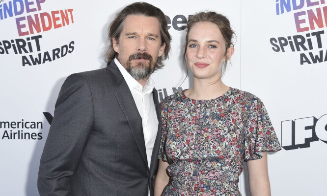 PAPPAJENTE: Maya dukket opp på rød løper med faren, Ethan Hawke, i forbindelse med en prisutdeling i 2018. FOTO: Scanpix PAPPAJENTE: Maya dukket opp på rød løper med faren, Ethan Hawke, i forbindelse med en prisutdeling i 2018. FOTO: Scanpix