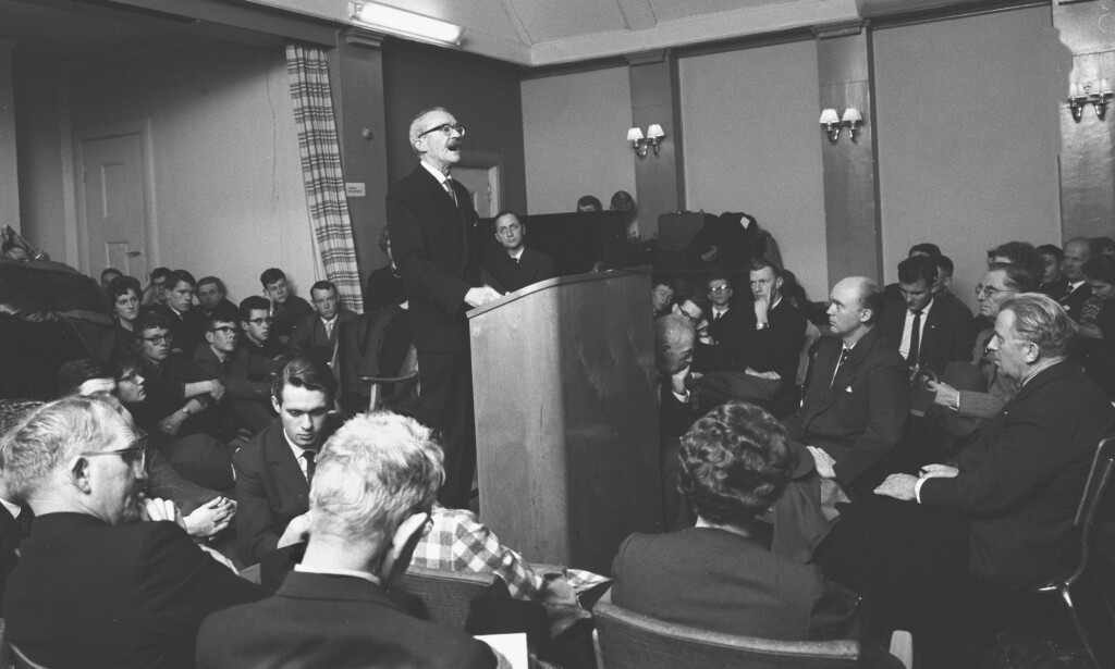 REPRISEN: I 1962 holdt Arnulf Øverland sitt foredrag «Kristendommen, den tiende landeplage» for kristne studenter. Det var en revidert utgave av 1933- foredraget, hvor han hadde han «sløyfet enkelte formuleringer som virker ekstra støtende på den harde kjernen av kristenfolket». Foto: Aage Storløkken / Aktuell / NTB Scanpix REPRISEN: I 1962 holdt Arnulf Øverland sitt foredrag «Kristendommen, den tiende landeplage» for kristne studenter. Det var en revidert utgave av 1933- foredraget, hvor han hadde han «sløyfet enkelte formuleringer som virker ekstra støtende på den harde kjernen av kristenfolket». Foto: Aage Storløkken / Aktuell / NTB Scanpix