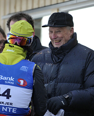 2011: Kong Harald under ski-NM i Steinkjer i 2011. Her også med boblejakke. Foto: NTB Scanpix 2011: Kong Harald under ski-NM i Steinkjer i 2011. Her også med boblejakke. Foto: NTB Scanpix