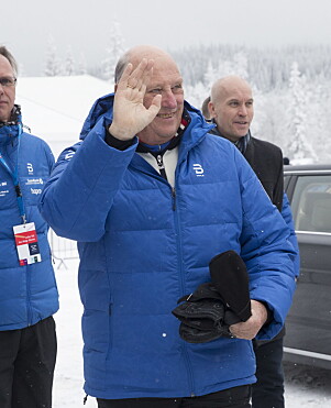 2017: Kong Harald i boblejakke inder ski-NM på Lygna i 2017. Foto: NTB Scanpix 2017: Kong Harald i boblejakke inder ski-NM på Lygna i 2017. Foto: NTB Scanpix