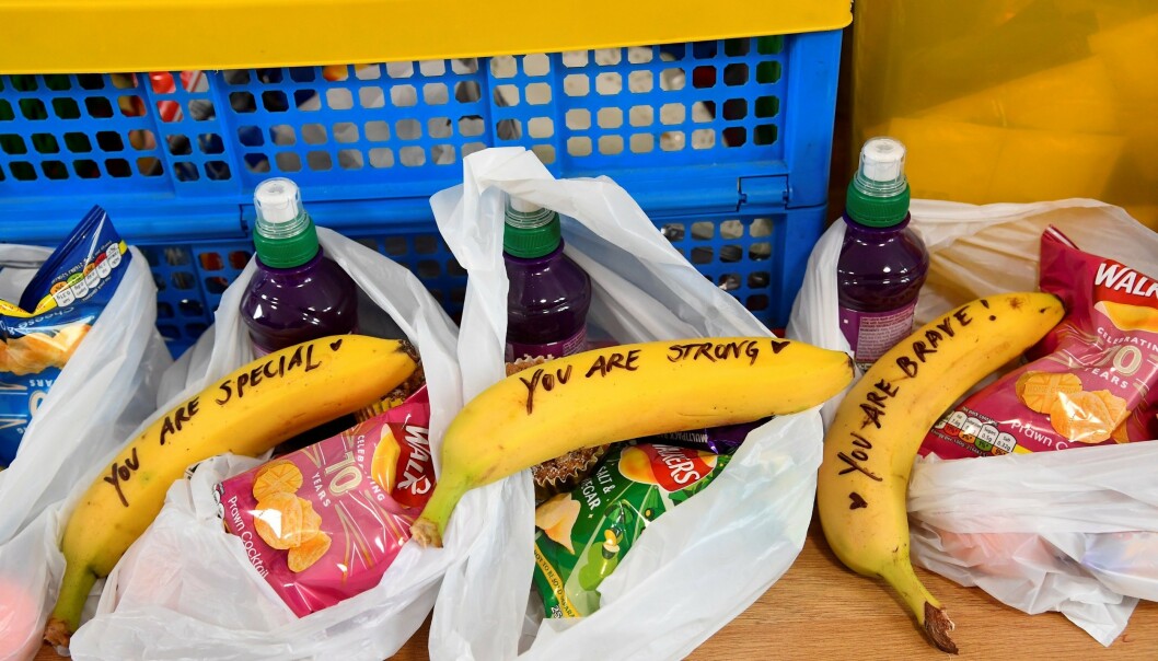SMÅ BESKJEDER: Hertuginne Meghan skrev oppløftende ord på bananene som kvinnene skulle få. Foto: NTB Scanpix SMÅ BESKJEDER: Hertuginne Meghan skrev oppløftende ord på bananene som kvinnene skulle få. Foto: NTB Scanpix