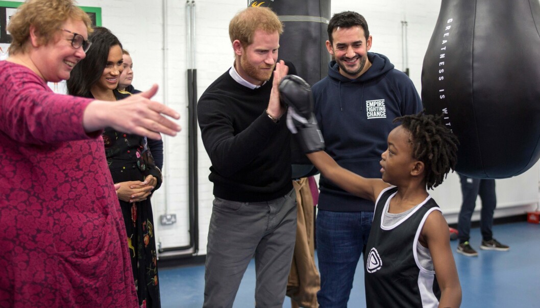 GLAD I BARN: Prins Harry tar seg ofte ekstra god tid til å hilse på barn og unge under offisielle besøk. Foto: NTB Scanpix GLAD I BARN: Prins Harry tar seg ofte ekstra god tid til å hilse på barn og unge under offisielle besøk. Foto: NTB Scanpix