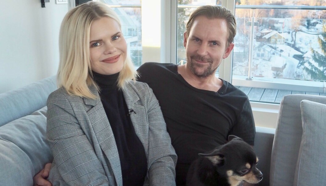 <strong>LYKKELIGE:</strong> Julianne og Ulrik stortrives i huset sitt på Vollen utenfor Oslo. Her sammen med hunden Ramp, mens lille Severin tok en liten blund. Foto: Henriette Eilertsen <strong>LYKKELIGE:</strong> Julianne og Ulrik stortrives i huset sitt på Vollen utenfor Oslo. Her sammen med hunden Ramp, mens lille Severin tok en liten blund. Foto: Henriette Eilertsen