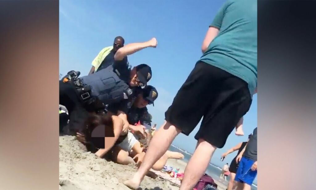 image: Stranddramaet går verden rundt: - Tok fram kameraet mitt da hun falt sammen