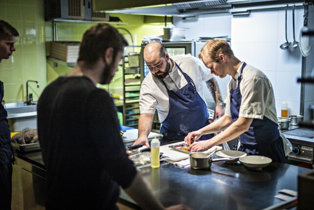 TOPPNIVÅ: Robinson og Fredag lot seg begeistre over teamet på Hot Shop. Kjøkkensjef og eier Jo Bøe Klakegg til høyre. TOPPNIVÅ: Robinson og Fredag lot seg begeistre over teamet på Hot Shop. Kjøkkensjef og eier Jo Bøe Klakegg til høyre.