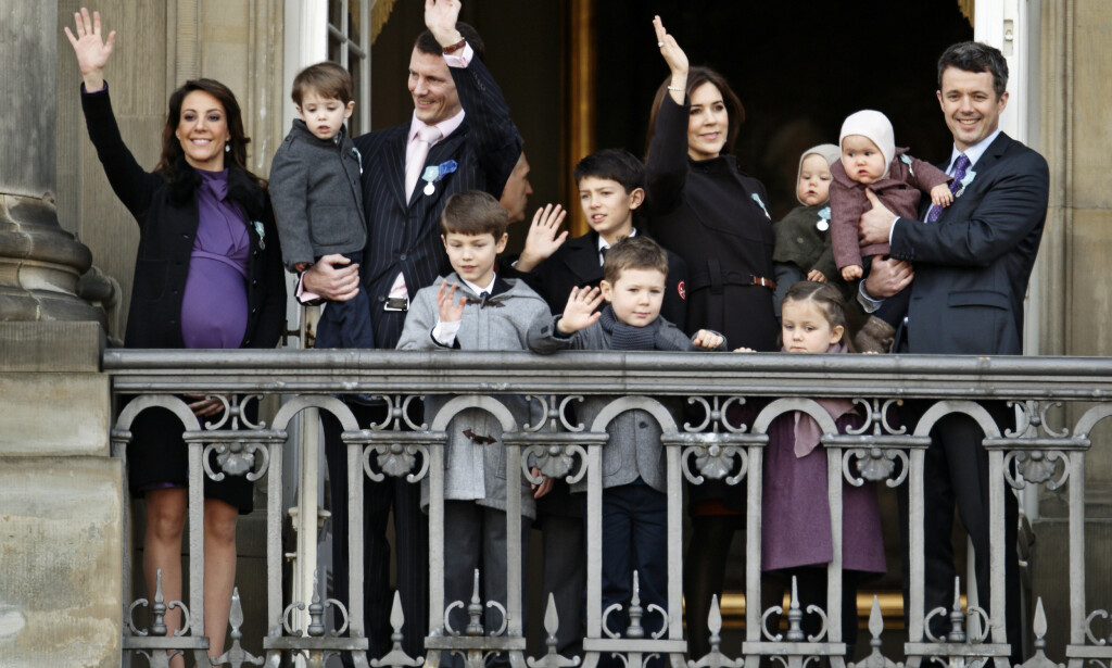 STORFAMILIEN: Det danske kronprinsparet og prins Joachims familie skrives om nesten ukentlig i Danmark. Her er gjengen fotografert i 2012. Det er bare syv barn på balkongen, fordi prinsesse Athena er i mamma, prinsesse Marie, sin mage. Foto: NTB scanpix STORFAMILIEN: Det danske kronprinsparet og prins Joachims familie skrives om nesten ukentlig i Danmark. Her er gjengen fotografert i 2012. Det er bare syv barn på balkongen, fordi prinsesse Athena er i mamma, prinsesse Marie, sin mage. Foto: NTB scanpix