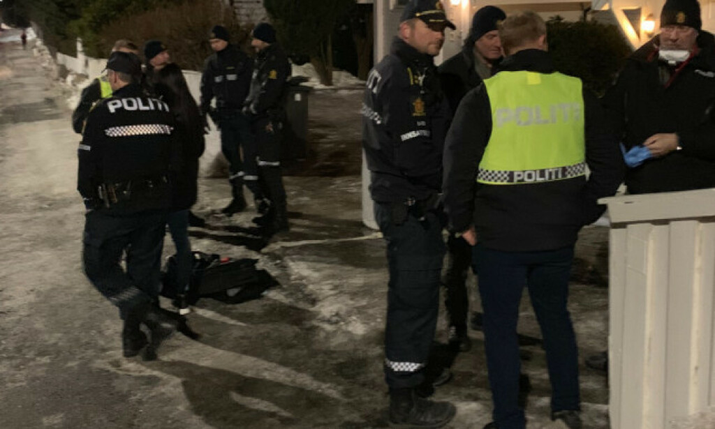STOR AKSJON: En rekke politifolk var utenfor boligen mandag kveld. Foto: Bjørn Carlsen STOR AKSJON: En rekke politifolk var utenfor boligen mandag kveld. Foto: Bjørn Carlsen