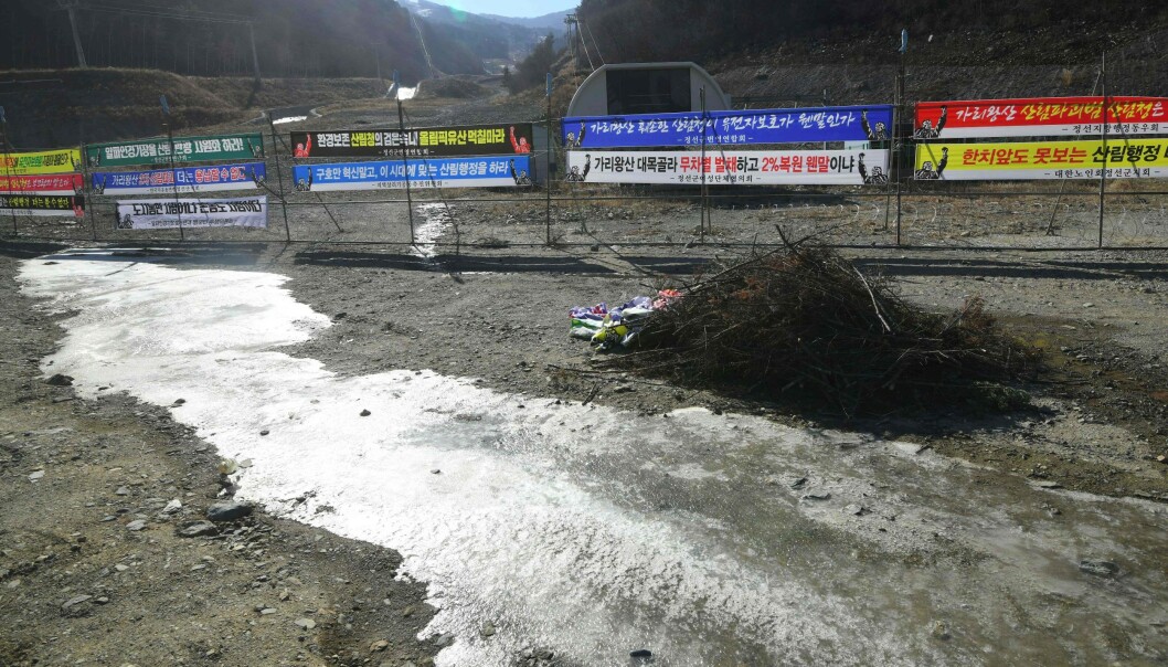 <strong>ALPINT:</strong> Slik ser det ut ved Jeongseon Alpine Centre. Her ble det kjørt utfor for ett år siden. Nå er bakken forlatt, men plakatene henger fortsatt oppe. Foto: Jung Yeon-je / AFP <strong>ALPINT:</strong> Slik ser det ut ved Jeongseon Alpine Centre. Her ble det kjørt utfor for ett år siden. Nå er bakken forlatt, men plakatene henger fortsatt oppe. Foto: Jung Yeon-je / AFP