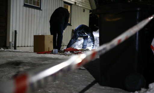 SØPPELBRANN: Søppelkassa utenfor boligen til familien Wara ble tent på. Foto: Terje Pedersen / NTB Scanpix SØPPELBRANN: Søppelkassa utenfor boligen til familien Wara ble tent på. Foto: Terje Pedersen / NTB Scanpix