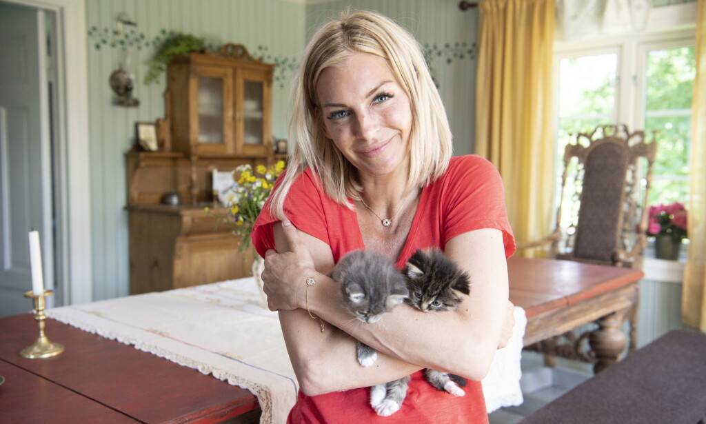 DYREKJÆR: Kathrine Sørland avbildet sammen med to kattunger under innspillingen av «Farmen kjendis» i fjor sommer. Foto: Lars Eivind Bones / Dagbladet DYREKJÆR: Kathrine Sørland avbildet sammen med to kattunger under innspillingen av «Farmen kjendis» i fjor sommer. Foto: Lars Eivind Bones / Dagbladet