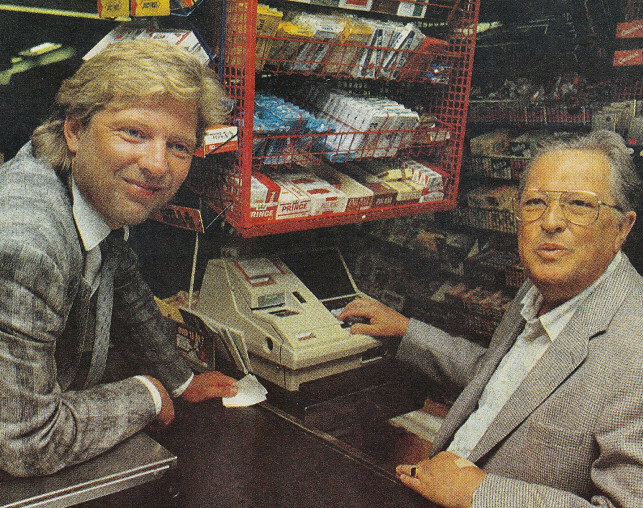 FAR OG SØNN: Odd og far Ole Reitan i en av familiebutikkene i 1988. Foto: Privat FAR OG SØNN: Odd og far Ole Reitan i en av familiebutikkene i 1988. Foto: Privat