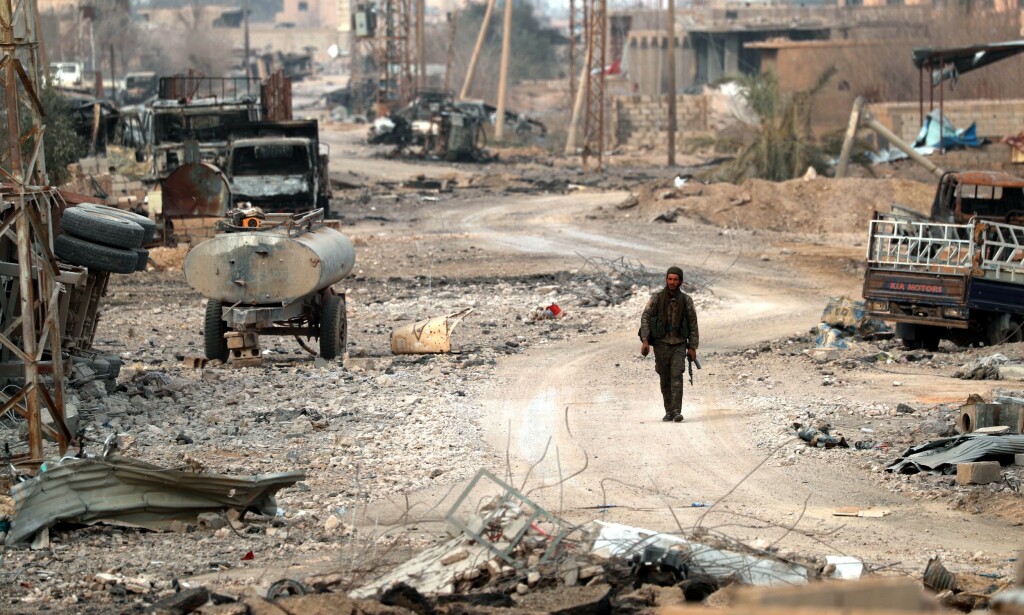 I RUINER: En soldat som kjempet med de kurdisledede opprørerne går gjennom ruinene i landsbyen Baghouz i slutten av januar. Etter en intens offensiv, er IS nå drevet ut av landsbyen. Foto: Delil SOULEIMAN / AFP / NTB Scanpix I RUINER: En soldat som kjempet med de kurdisledede opprørerne går gjennom ruinene i landsbyen Baghouz i slutten av januar. Etter en intens offensiv, er IS nå drevet ut av landsbyen. Foto: Delil SOULEIMAN / AFP / NTB Scanpix