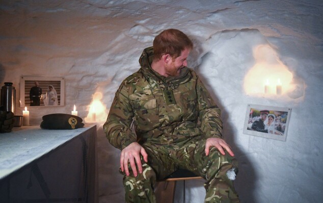OPPDAGER SEG SELV: Prins Harry så seg trolig nødt til å snakke om den passende veggpynten. Foto: NTB Scanpix OPPDAGER SEG SELV: Prins Harry så seg trolig nødt til å snakke om den passende veggpynten. Foto: NTB Scanpix