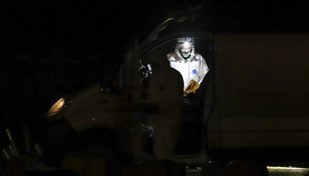<strong>PÅ KIRKEGÅRDEN:</strong> Politiets teknikere jobber på åstedet tirsdag kveld, etter at en kvinne kritisk skadd i et angrep i Haugesund. En mann i 40-åra er siktet for drapsforsøk.
Foto: Kjell Bua / NTB scanpix <strong>PÅ KIRKEGÅRDEN:</strong> Politiets teknikere jobber på åstedet tirsdag kveld, etter at en kvinne kritisk skadd i et angrep i Haugesund. En mann i 40-åra er siktet for drapsforsøk.
Foto: Kjell Bua / NTB scanpix