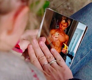 DEKKER TIL: Martine Lunde passer på at tv-seerne ikke får se lenge på kjærestens nakne kropp. Foto: TV 2 DEKKER TIL: Martine Lunde passer på at tv-seerne ikke får se lenge på kjærestens nakne kropp. Foto: TV 2