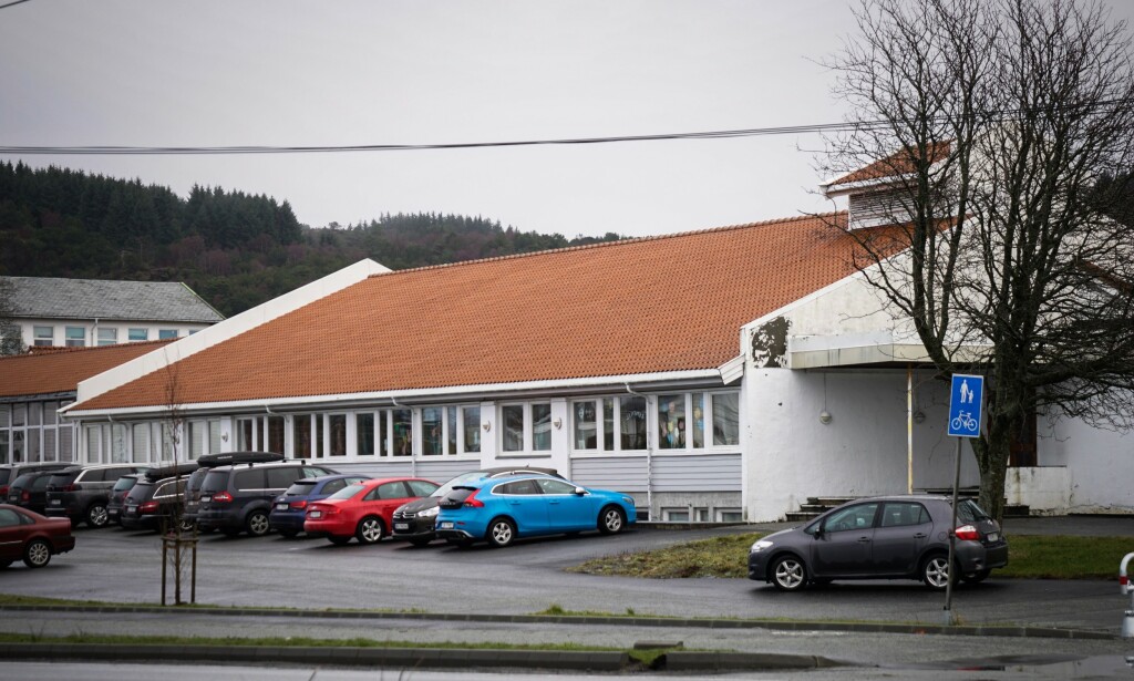 BARNESKOLE: Rossabø skole ligger på den andre siden av veien i forhold til 48-åringens bolig. Foto: Øistein Norum Monsen / Dagbladet BARNESKOLE: Rossabø skole ligger på den andre siden av veien i forhold til 48-åringens bolig. Foto: Øistein Norum Monsen / Dagbladet