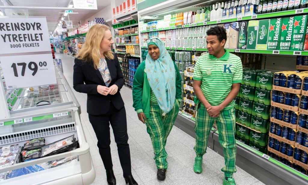 HENTE ERFARINGER: Arbeids- og sosialminister Anniken Hauglie med Khadija Mahmed og Yosef Habtemariam som begge er på kombinert arbeids- og språkopplæring på Kiwi. HENTE ERFARINGER: Arbeids- og sosialminister Anniken Hauglie med Khadija Mahmed og Yosef Habtemariam som begge er på kombinert arbeids- og språkopplæring på Kiwi.