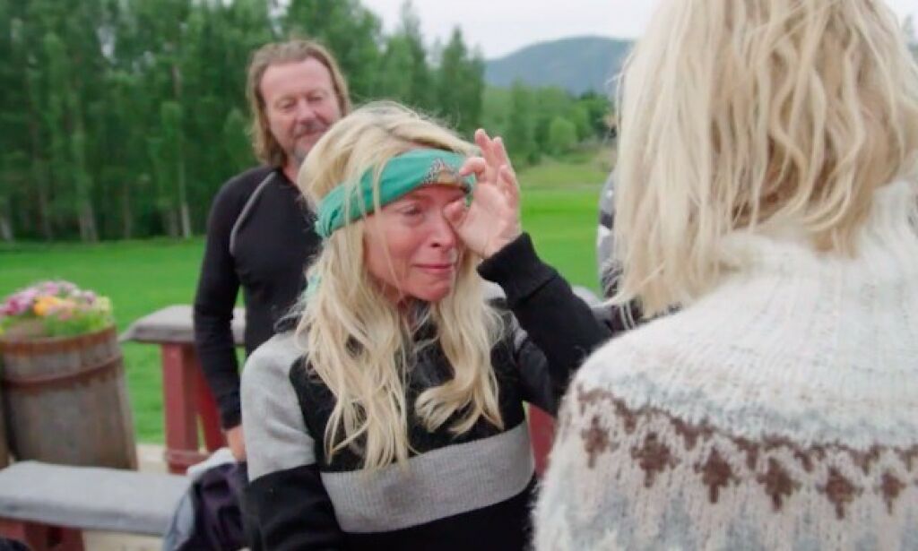 EMOSJONELL: Trude Mostue klarte ikke holde tårene tilbake da hun skulle ta farvel med Kathrine Sørland. Foto: TV 2 EMOSJONELL: Trude Mostue klarte ikke holde tårene tilbake da hun skulle ta farvel med Kathrine Sørland. Foto: TV 2