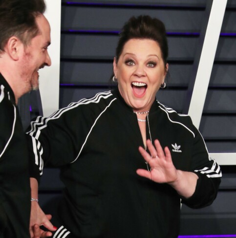 JOGGEDRESS: Melissa McCarthy og ektemannen Ben Falcone dukket opp i matchende joggedresser fra Adidas på festen. Foto: NTB Scanpix JOGGEDRESS: Melissa McCarthy og ektemannen Ben Falcone dukket opp i matchende joggedresser fra Adidas på festen. Foto: NTB Scanpix