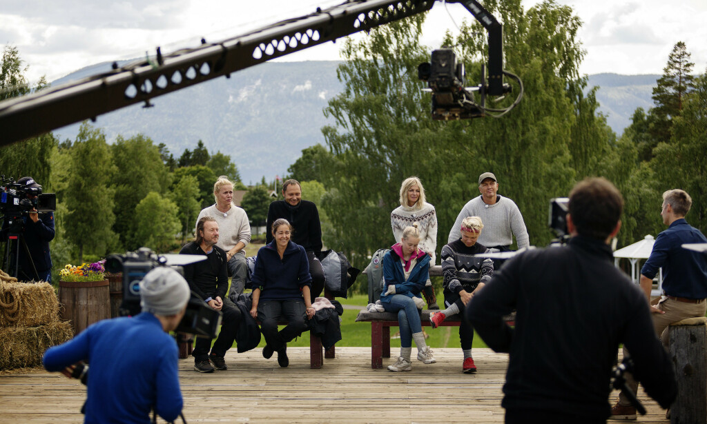 TALKSHOW: Tinget, der deltagerne oppsummerer hvordan den siste uka har vært. og snakker om sine konkurrenter - avvikles som et ordinært talkshow med stor stab og mange kameraer. Ellers er det meste av det som filmes på Farmen Kjendis spontant og ekte. TALKSHOW: Tinget, der deltagerne oppsummerer hvordan den siste uka har vært. og snakker om sine konkurrenter - avvikles som et ordinært talkshow med stor stab og mange kameraer. Ellers er det meste av det som filmes på Farmen Kjendis spontant og ekte.