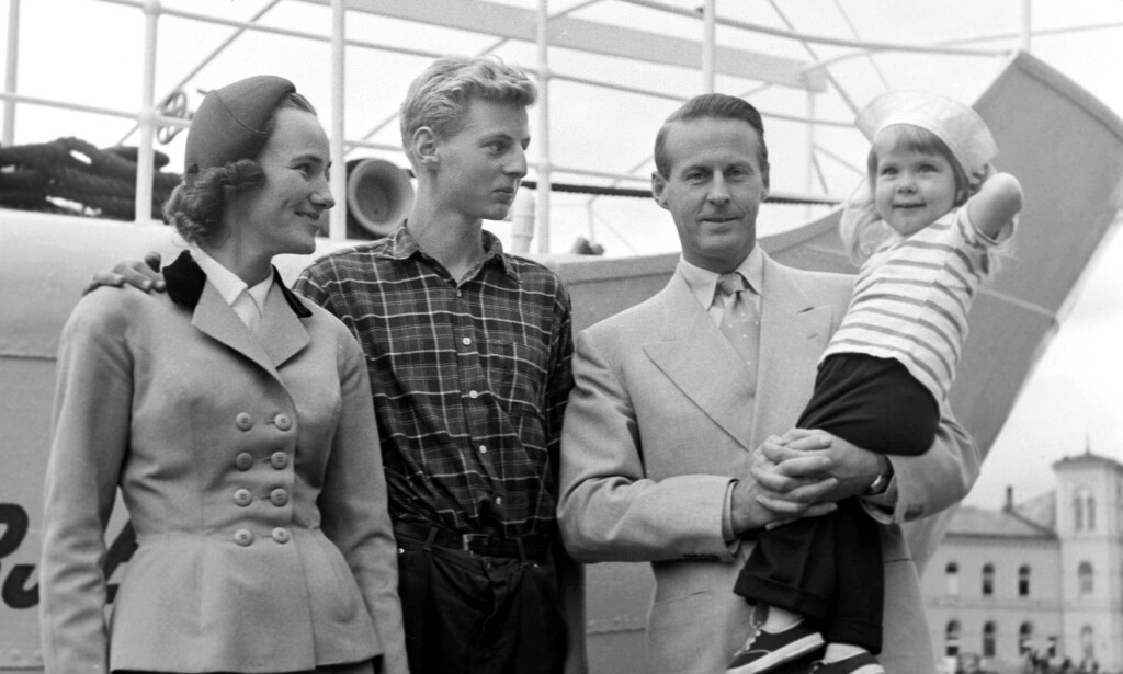 Thor Heyerdahl og hans familie på kaien ved skipet "M/S Chr. Bjelland" av Stavanger som ligger i Oslo før avgangen til Stillehavet- Påskeøya (Foto: Gerald Pagano / Aktuell / Scanpix). Thor Heyerdahl og hans familie på kaien ved skipet "M/S Chr. Bjelland" av Stavanger som ligger i Oslo før avgangen til Stillehavet- Påskeøya (Foto: Gerald Pagano / Aktuell / Scanpix).