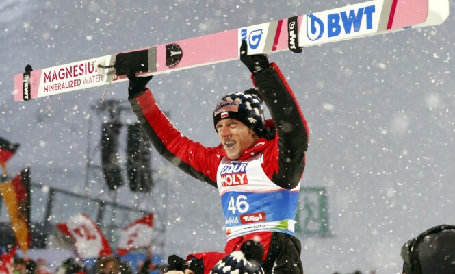 <strong>VERDENSMESTER:</strong> Dawid Kubacki tok gull i snøkaoset. Foto: NTB Scanpix <strong>VERDENSMESTER:</strong> Dawid Kubacki tok gull i snøkaoset. Foto: NTB Scanpix