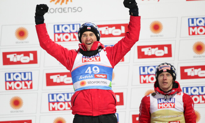 <strong>FORNØYD:</strong> Kamil Stoch jublet som besatt for andreplassen.
Gullvinner Dawid Kubacki til høyre. Foto: NTB scanpix <strong>FORNØYD:</strong> Kamil Stoch jublet som besatt for andreplassen.
Gullvinner Dawid Kubacki til høyre. Foto: NTB scanpix