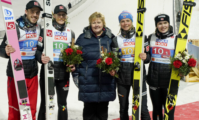 <strong>HYLLET BRONSEGJENGEN:</strong> Andreas Stjernen, Robert Johansson, Maren Lundby og Anna Odine Strøm sammen med statsminister Erna Solberg etter miks lagkonkurranse lørdag. Foto: Fredrik Hagen / NTB scanpix <strong>HYLLET BRONSEGJENGEN:</strong> Andreas Stjernen, Robert Johansson, Maren Lundby og Anna Odine Strøm sammen med statsminister Erna Solberg etter miks lagkonkurranse lørdag. Foto: Fredrik Hagen / NTB scanpix
