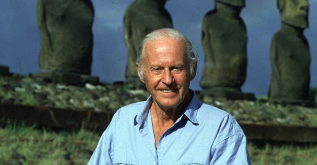 TILBAKE: Thor Heyerdahl på Påskeøya 23 september 1998. Bak Heyerdahl ser vi de karakteristiske statuene som kun finnes på den øya Heyerdahl "oppdaget" og dens hemmeligheter i forbindelse med Kon-Tiki ferden i 1947.
Foto: Knut Snare. TILBAKE: Thor Heyerdahl på Påskeøya 23 september 1998. Bak Heyerdahl ser vi de karakteristiske statuene som kun finnes på den øya Heyerdahl "oppdaget" og dens hemmeligheter i forbindelse med Kon-Tiki ferden i 1947.
Foto: Knut Snare.