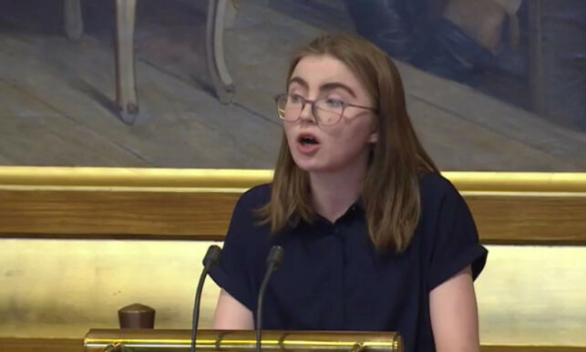 image: Her får Hulda (19) refs etter tordentale på Stortinget
