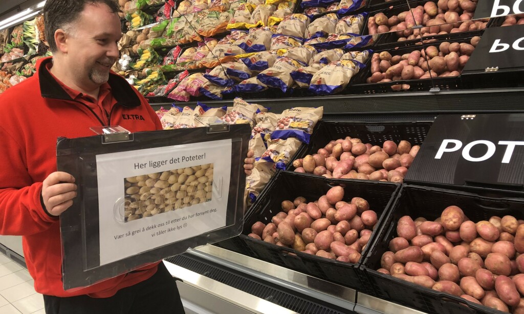 UNDER LOKK: Kundene trengte litt hjelp til å finne fram til potetene under lokkene i begynnelsen, forteller butikksjefen. UNDER LOKK: Kundene trengte litt hjelp til å finne fram til potetene under lokkene i begynnelsen, forteller butikksjefen.
